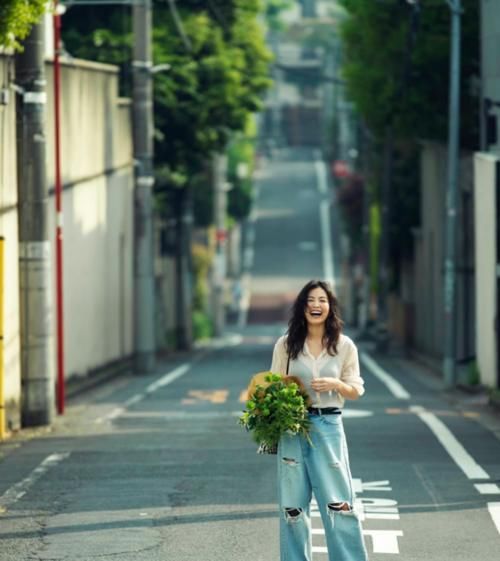 版型|“小衬衫”配初秋，换季时节这样穿，简约又不失高级感