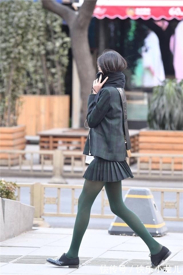 身材高挑 墨绿色棉袜搭配黑色百褶裙,骨感身材的美女,更会秀身材