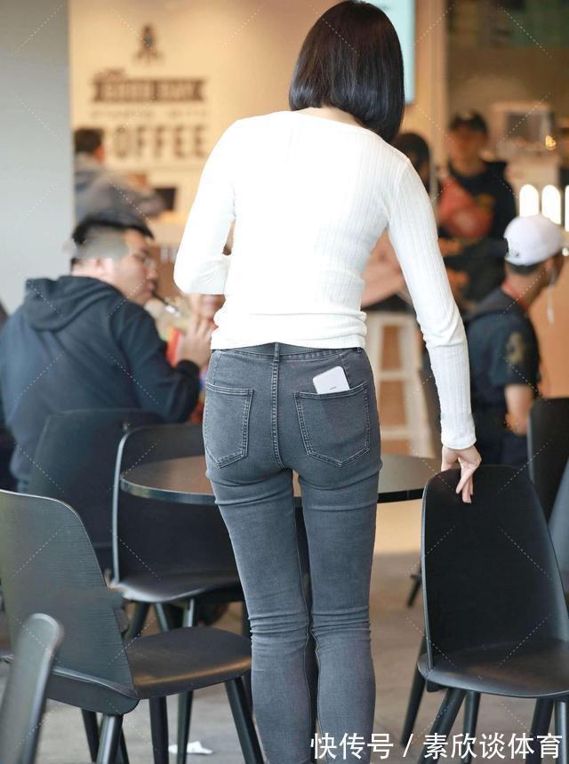 紧身裤 白色圆领长袖搭配深灰打底裤,永恒话题,增添不少的着装可能