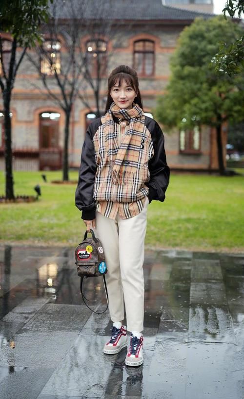 长大衣要让位了，今年“短外套+小白裤”正流行，时髦洋气不撞衫