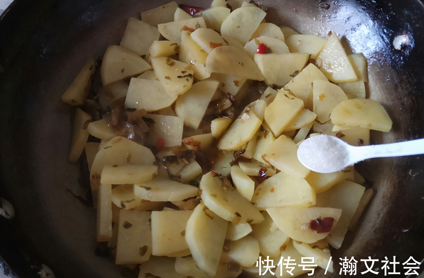 食材|酸辣开胃,简单又好吃的酸菜土豆片,简单的食材做出不简单的美味