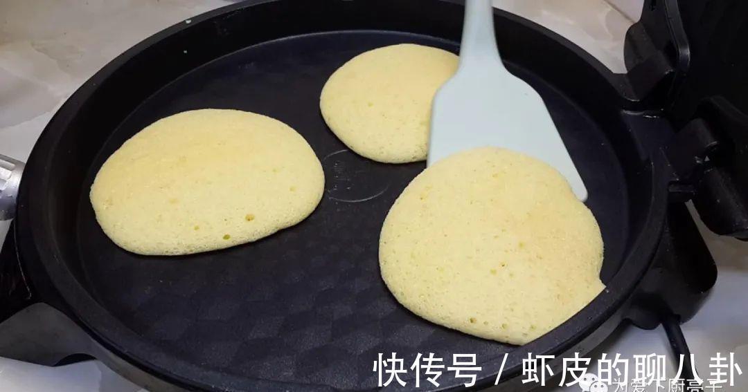第一次用电饼铛做蛋糕，没想到这么简单，孩子说比卖的香，真解馋
