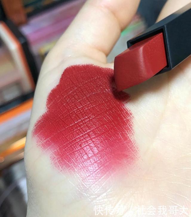 酒红色|这4只热门色,黄皮一涂就踩雷,显黑不说还显老,看你有吗