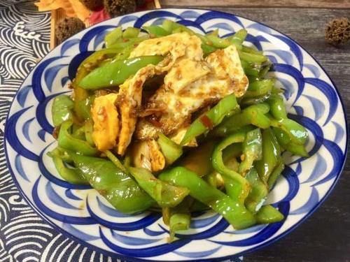 荷包蛋的新吃法，加入尖椒炒一炒，变身有滋有味的下饭菜，特开胃