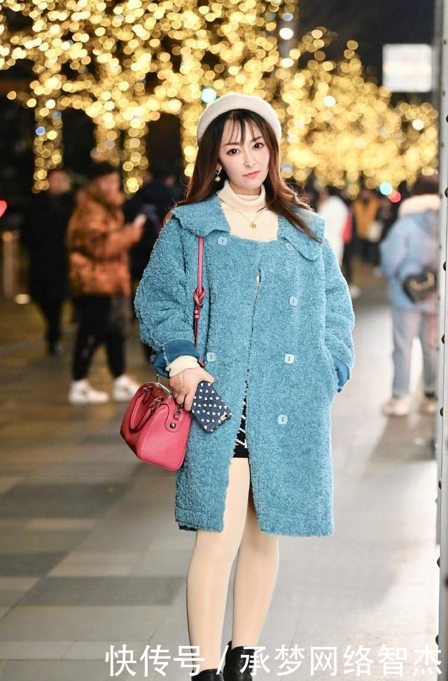 服饰|优雅女性用简约的外套搭配服饰,不显臃肿又显气质,很有时尚气息