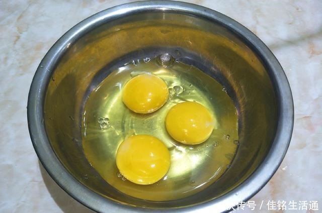 冷水|蒸鸡蛋羹,冷水下锅还是热水下锅教你详细做法,鸡蛋嫩滑如布丁