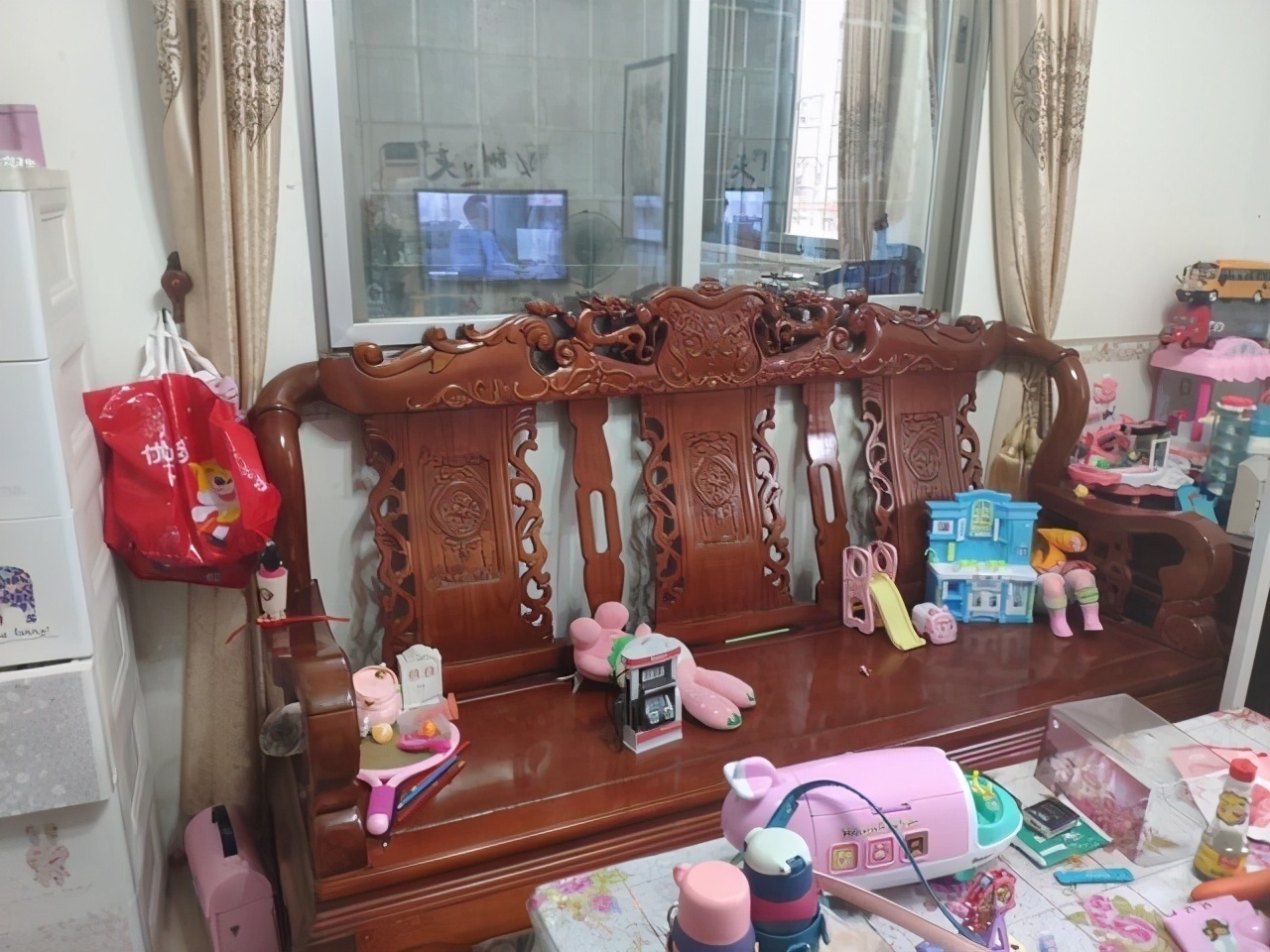 红木|越来越多人不买红木家具了,又土又难看!还不如花几千块钱这样弄