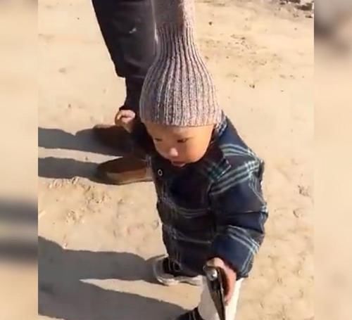 萌娃因拥有了一顶“新帽子”火了，网友：这位宝妈也太有才了吧！