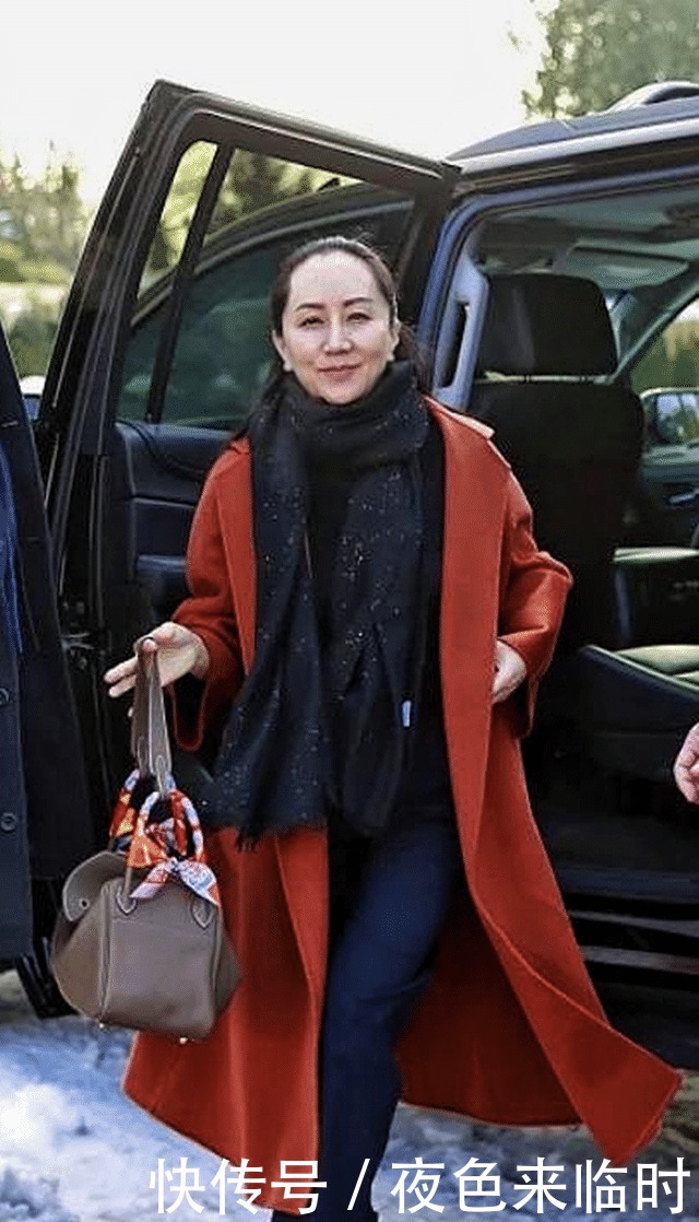 场面|见过大场面的女人,大衣很少配打底裤,不得体!看孟晚舟你就懂了