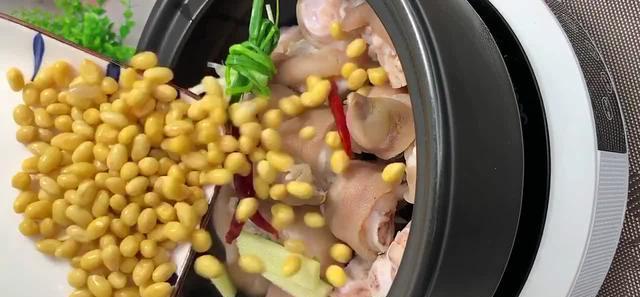 家常菜黄豆烧猪脚,香辣入味软糯Q弹,营养丰富大家都喜欢吃