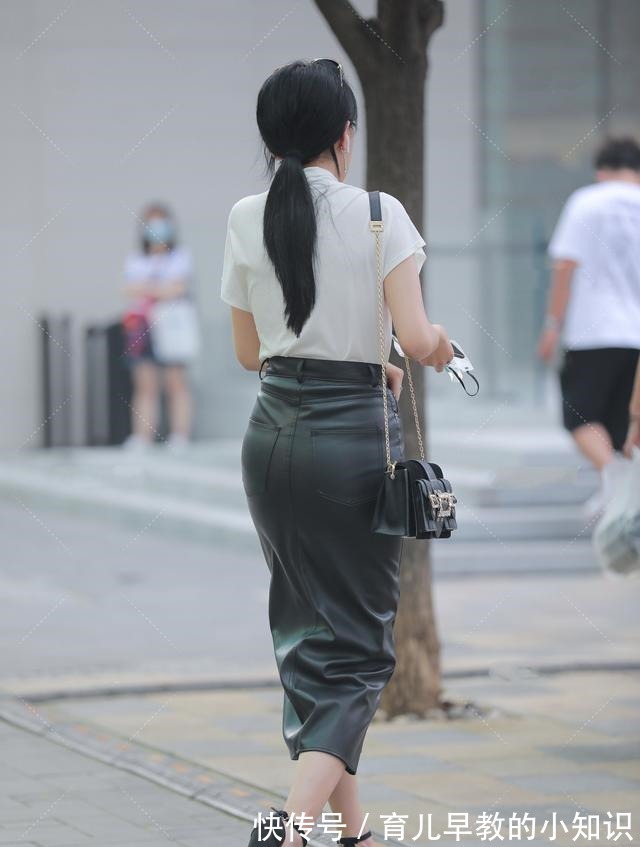 性感 皮质高开叉长裙,搭配轻盈白衬衫,性感时尚尽显都市丽人好气质!