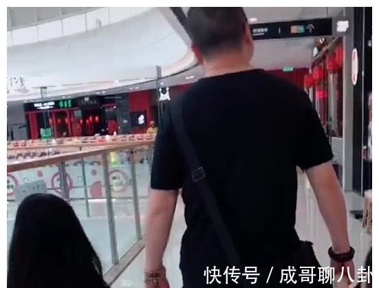 超拉风|“拉仇恨奶爸”带俩小情人逛街火了,那六亲不认的步伐超拉风