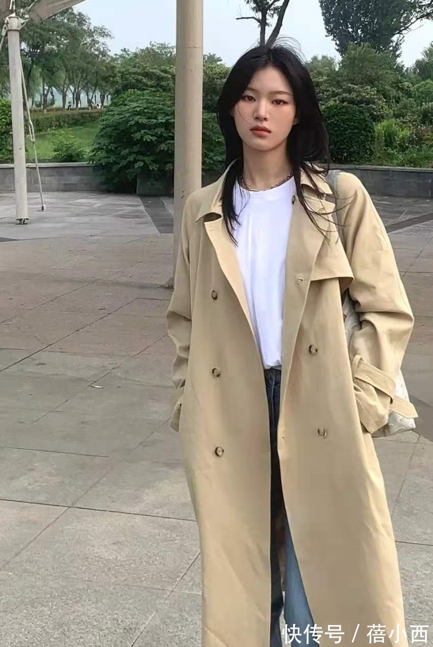 时髦 奔三奔四的女人,建议多穿“风衣”,这4种搭法简约时髦显气质