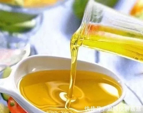 油脂|头发爱出油的你,要不要天天洗头?这样洗头对头皮更好!