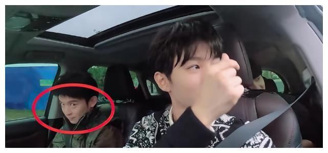 王俊凯朝车外比心，对面人大有来头，连董子健表情都变得微妙起来