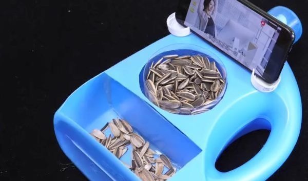 洗衣液瓶子不要扔，简单切几刀，放在床上，全家人都抢着用！