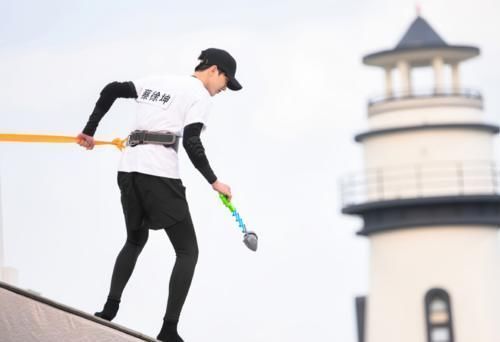 观众|蔡徐坤带球跑被邓紫棋撕名牌,baby极力帮忙,动作却令观众无法接受