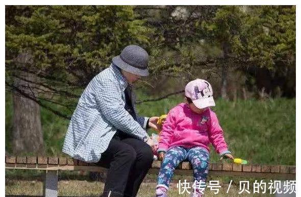孩子|双胞胎女儿分开带,一个跟爸妈,一个跟奶奶,长大差距很明显