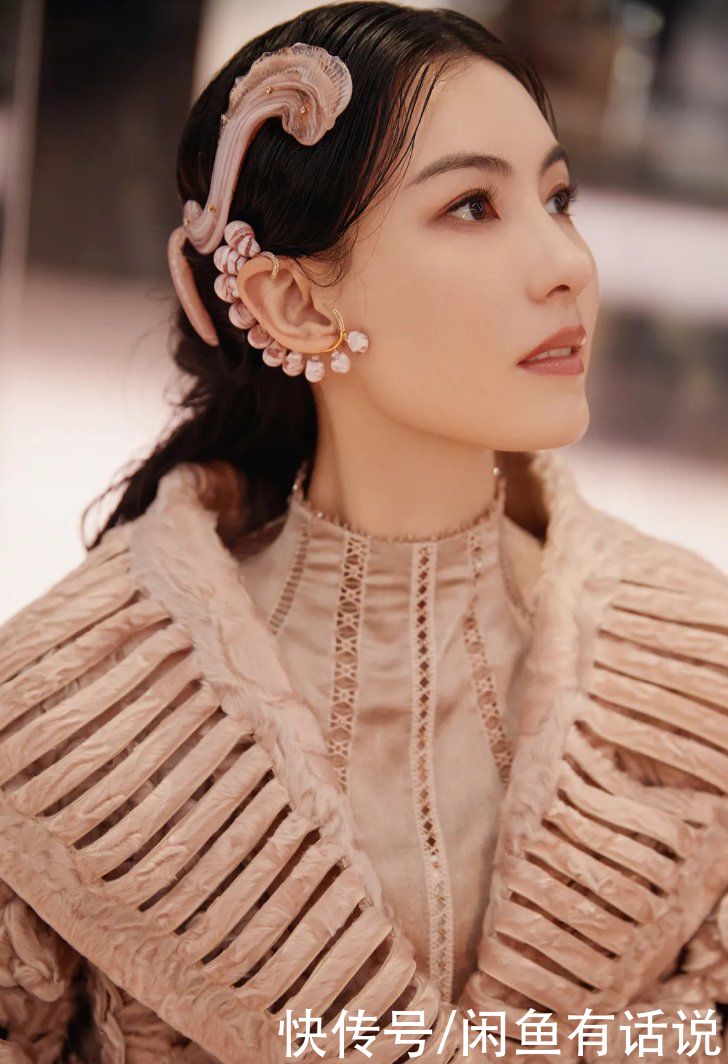 芬迪高定秀太奢华，18万颗青铜珍珠做礼服，靴子还缝8万颗细珠