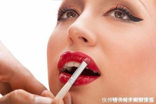 润唇膏|每天都涂口红的女人，几年后会有什么“变化”看完你就知道了