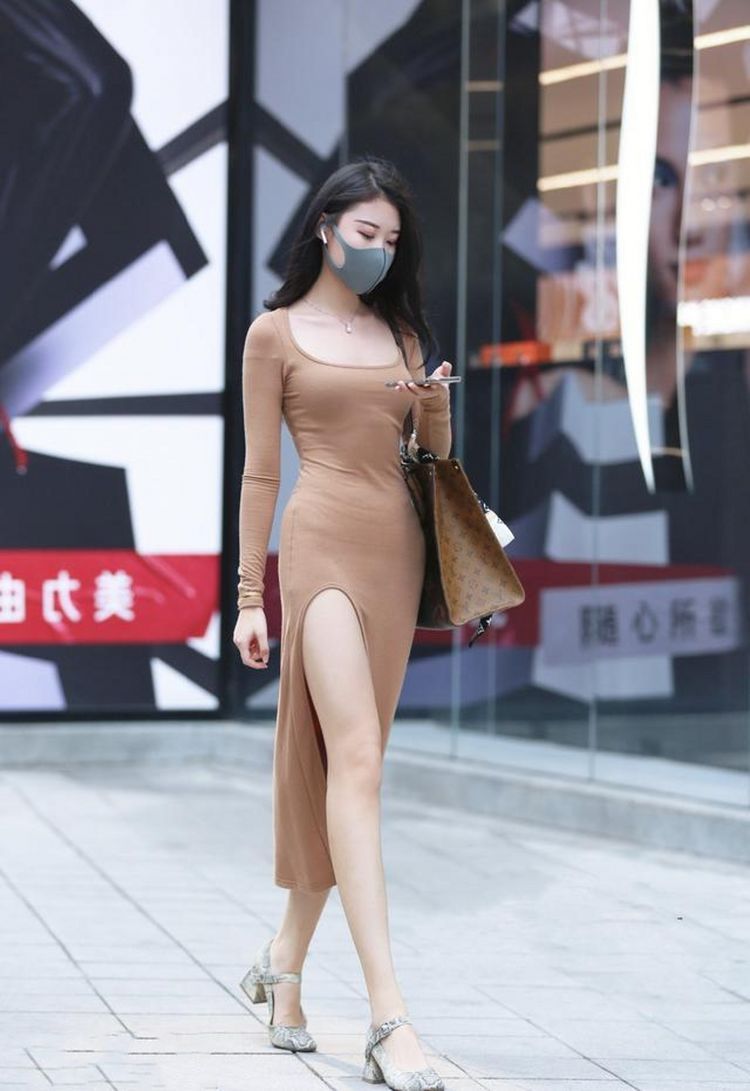 小蛮腰|街拍：白色T恤搭配牛仔裤，尽显迷人身材，小蛮腰让人直呼好看