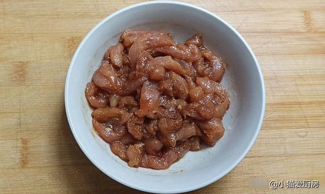 又到了吃大白菜的季节,把它和猪肉炒上一盘,鲜香味美开胃下饭