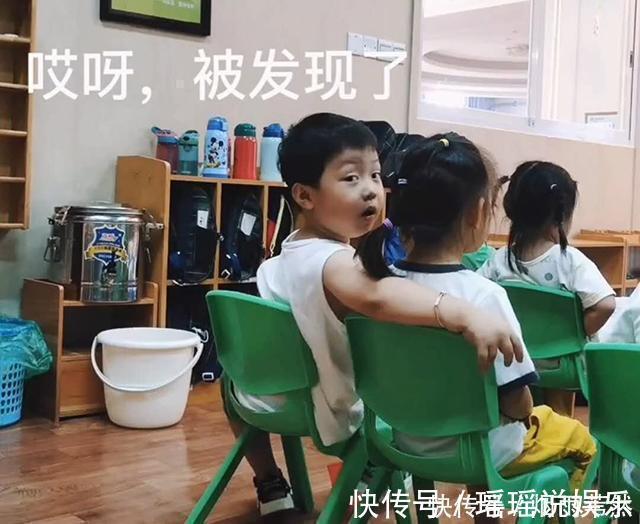 熊孩子偷偷与女同桌“勾肩搭背”,被老师发现后羞涩模样萌翻网友