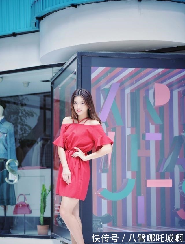 版型 红色的一字肩连衣裙,尽显优雅知性的女人味