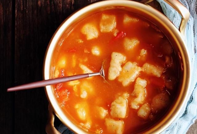 番茄|冷天煮鱼汤,加上2个西红柿,香浓爽口吃着鲜,我每次能喝2碗