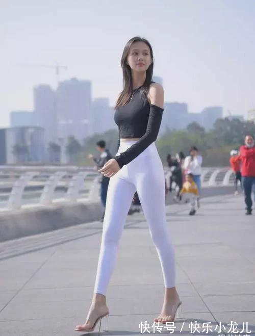 大长腿 小姐姐大长腿穿白色瑜伽裤,时尚中透着时尚的气息