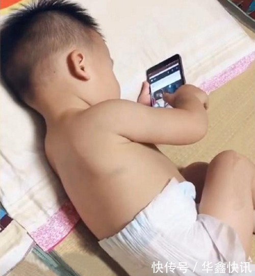 爸爸|趁爸爸睡着后,宝宝偷玩手机,听到妈妈进门后,宝宝的举动太机智