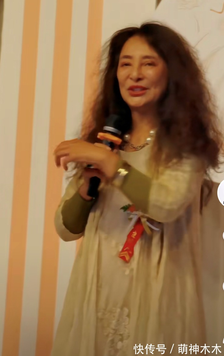 |老戏骨李勤勤现身婚宴,席上打包饭菜被笑话,直言别浪费不丢人