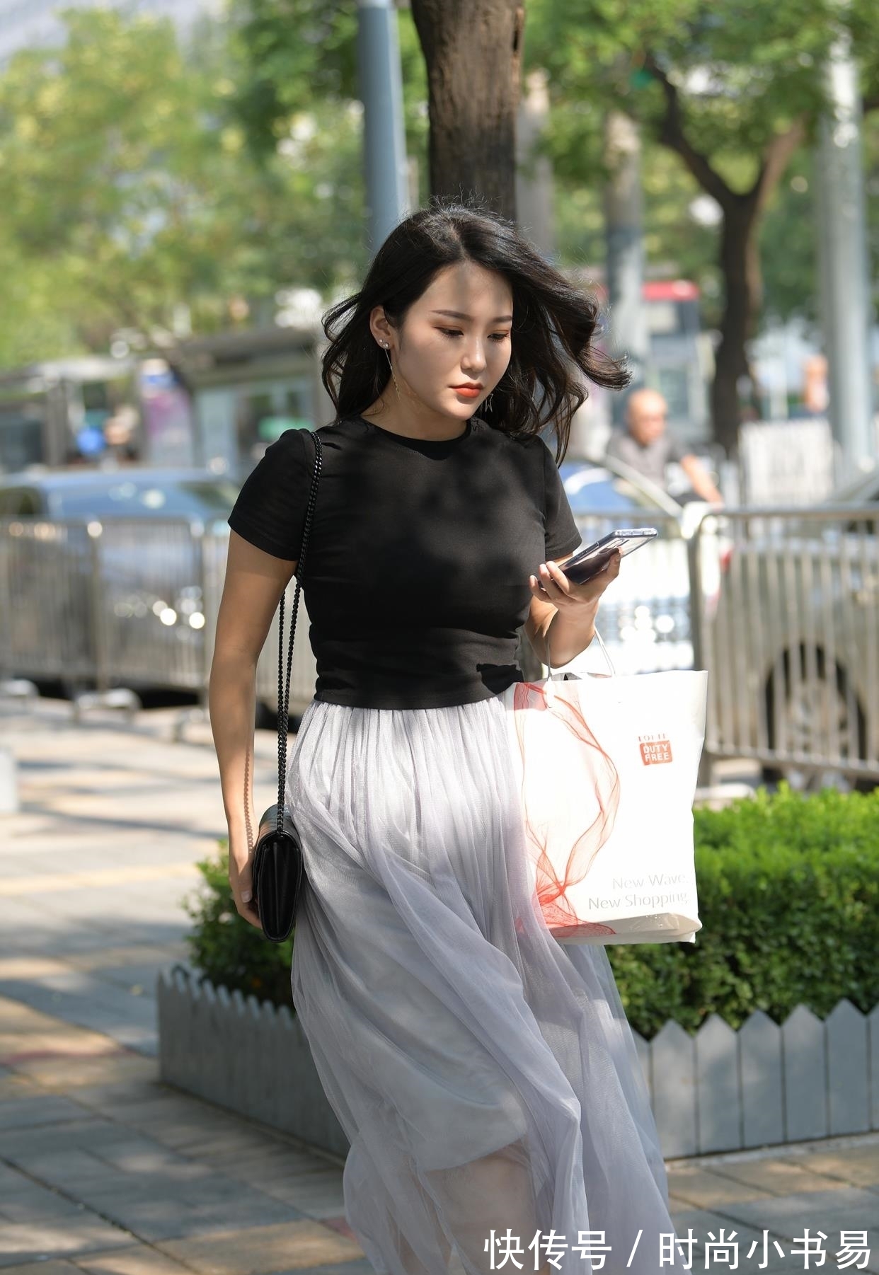 高跟鞋 长款百褶裙更适合熟龄女人,搭配高跟鞋,显成熟大气又优雅