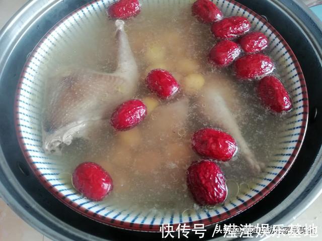 鸽子汤|炖鸽子汤不需要太多调料，只放2种食材就够了，体质不好要多喝