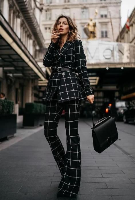 阔腿裤已经过时了，今年春天流行的是“格纹裤”，显高显瘦又时髦