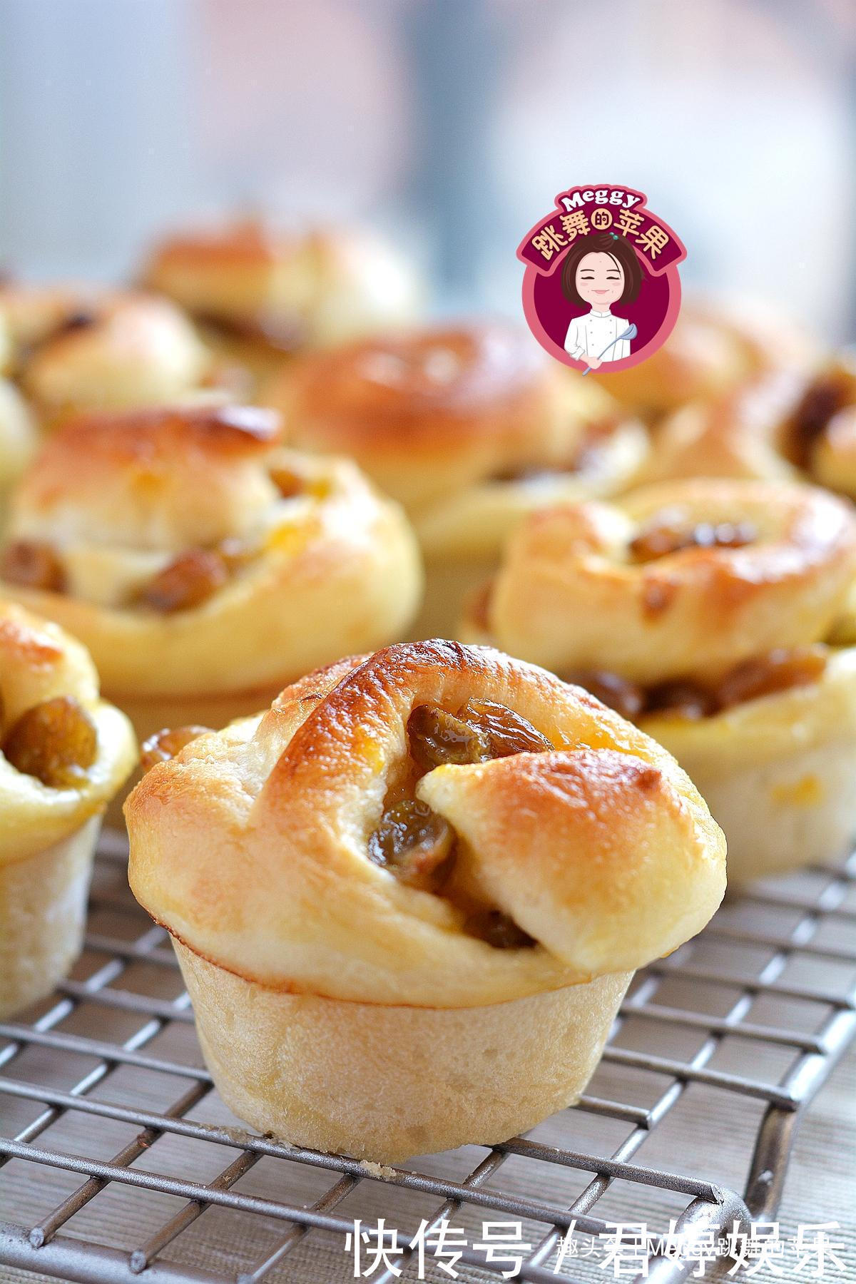 柔软香甜的小面包,加1把果干,儿子特爱吃,外面根本买不到