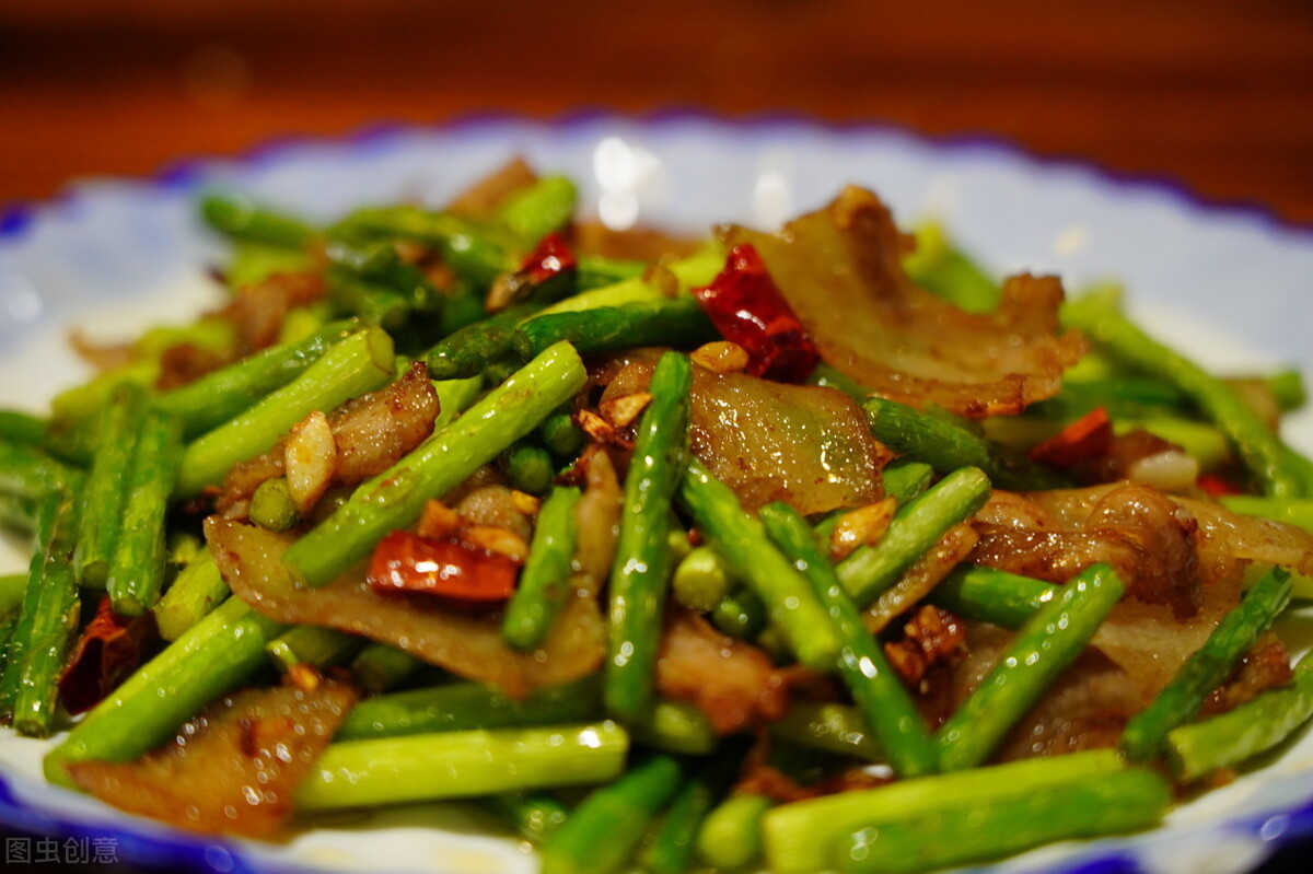 发黄|蒜苔直接下锅炒那就错了，多做1步，脆嫩又入味，颜色不发黄