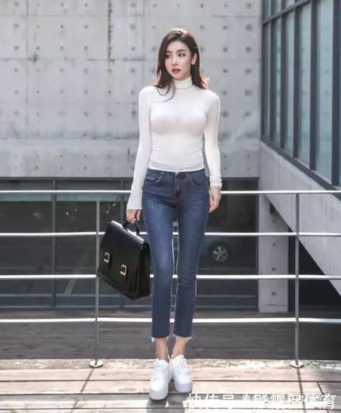 时尚感|周末出门的简单穿搭，白色针织衫+高腰牛仔裤，尽显减龄时尚感