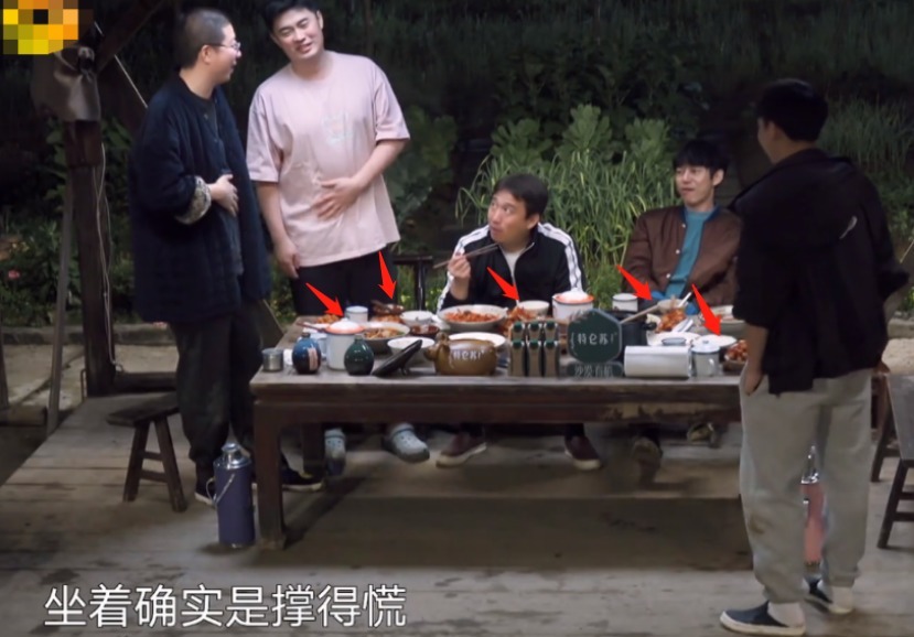 张子枫|《向往5》连饭都不好吃了7个人吃一锅虾还有剩,黄磊脸色难看