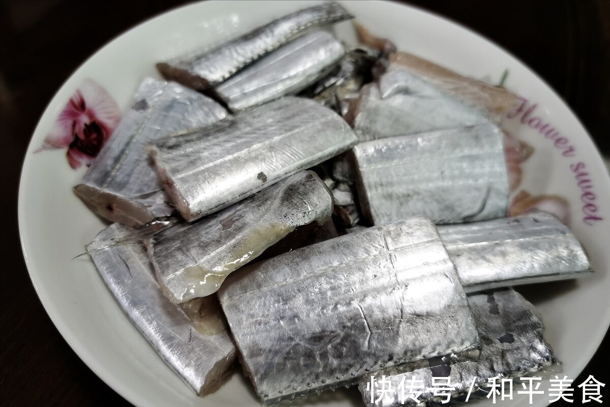 炸带鱼|炸带鱼用面粉还是淀粉酒店大厨教你一招，带鱼外焦里嫩还不腥