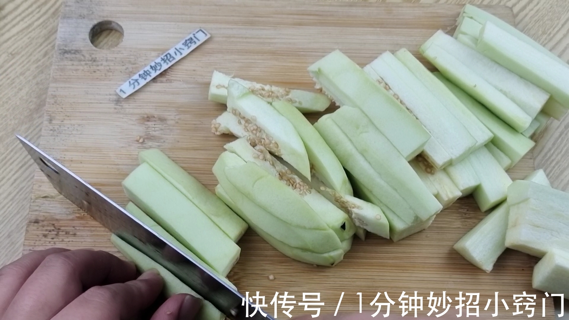 调味汁|1个茄子，3个土豆，教你解馋下饭菜，一锅米饭不够吃，比吃肉还香