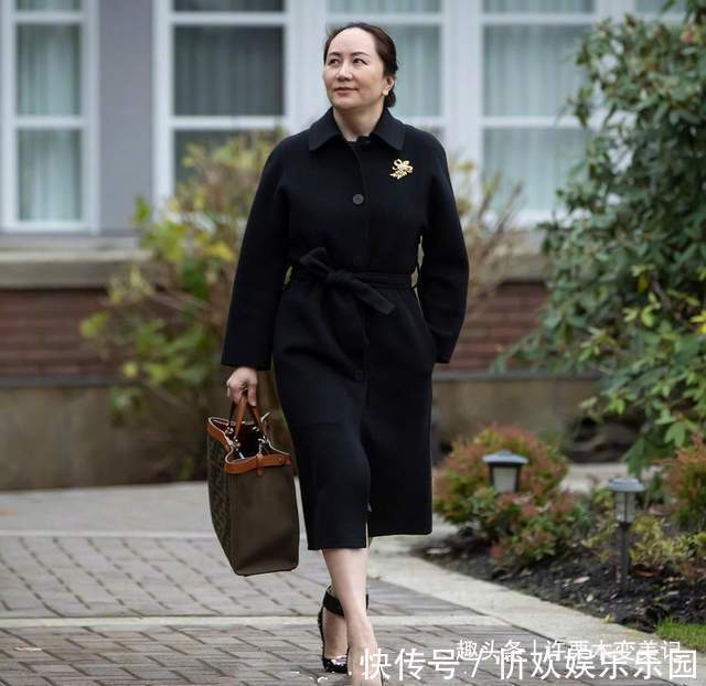 女人过了40岁尽量别穿卫衣配阔腿裤,推荐孟晚舟5套搭配,真优雅