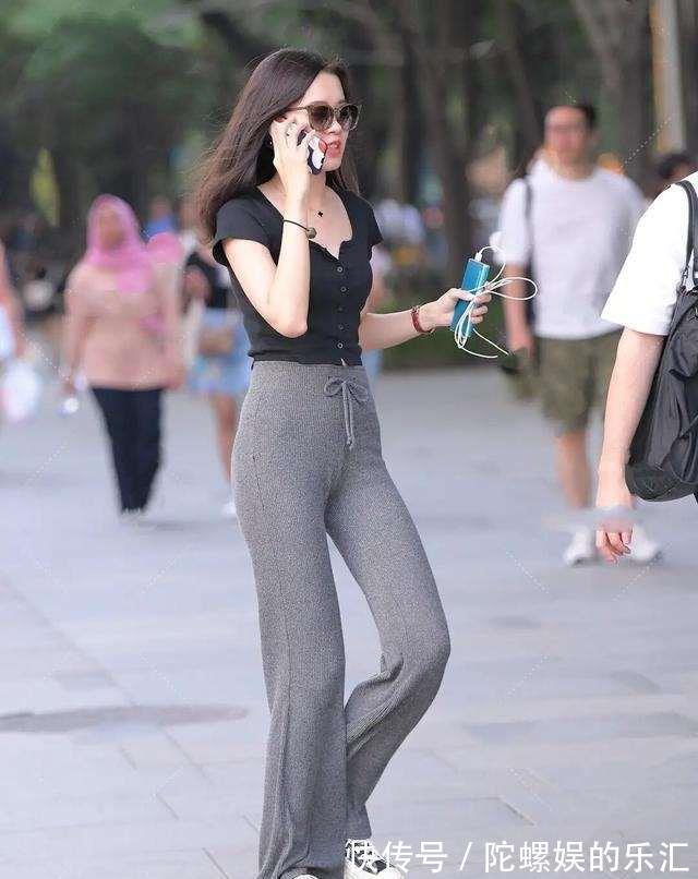 美女|身材修长的打底裤美女,增加造型层次感,真佩服她