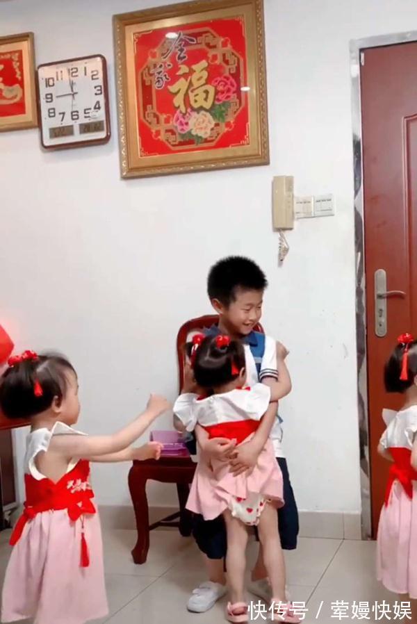 小公举|儿子想要妹妹,妈妈生下3胞胎女儿,放学回家的场景,太热闹了!