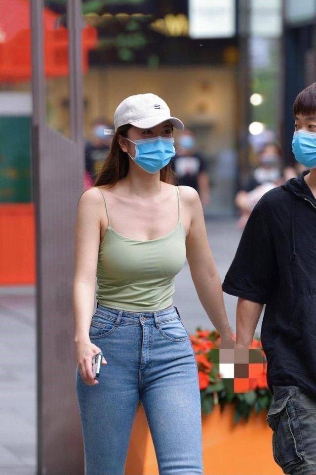 全开襟 短裤搭配吊带背心,时刻彰显你的腿长,简单穿搭也能美的出彩