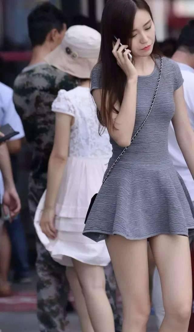 美女|街拍美女小姐姐素色短裙搭配白皙皮肤,尽显女性迷人气息