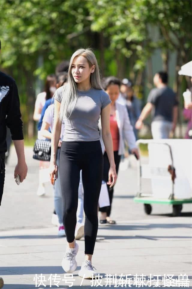 穿搭 美女白色上衣的肚脐装搭配浅蓝色牛仔裤,塑造出身材更加挺拔有型