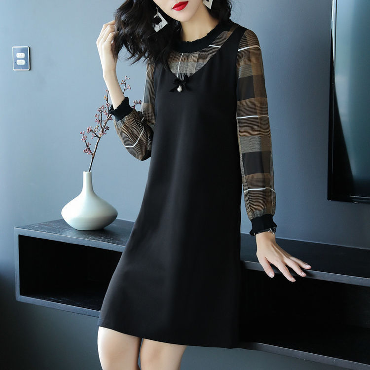 老板|街拍:穿显瘦大码连衣裙的气质老板娘,年迈老板恐怕有心无力了