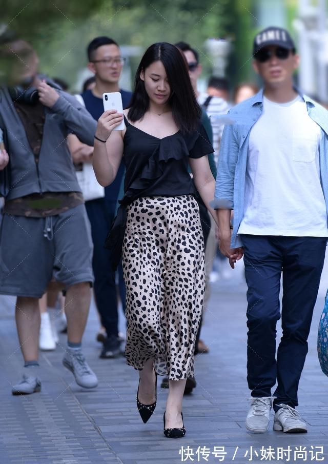 斑点裙|黑色不对称荷叶边上衣搭配斑点裙,性感优雅,时尚个性