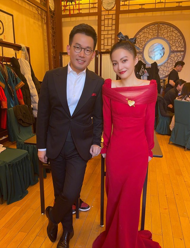 众星登上《新闻联播》,刘德华穿唐装献唱,易烊千玺黄轩激情朗诵